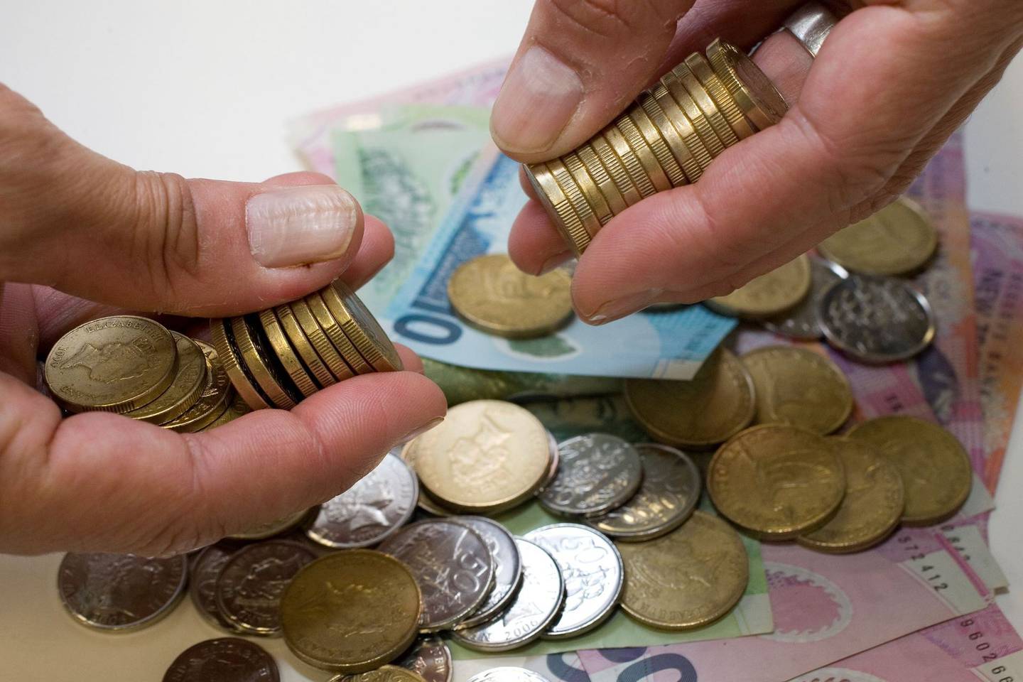 纽币对人民币跌至9个月低点对美元跌至7个月低点